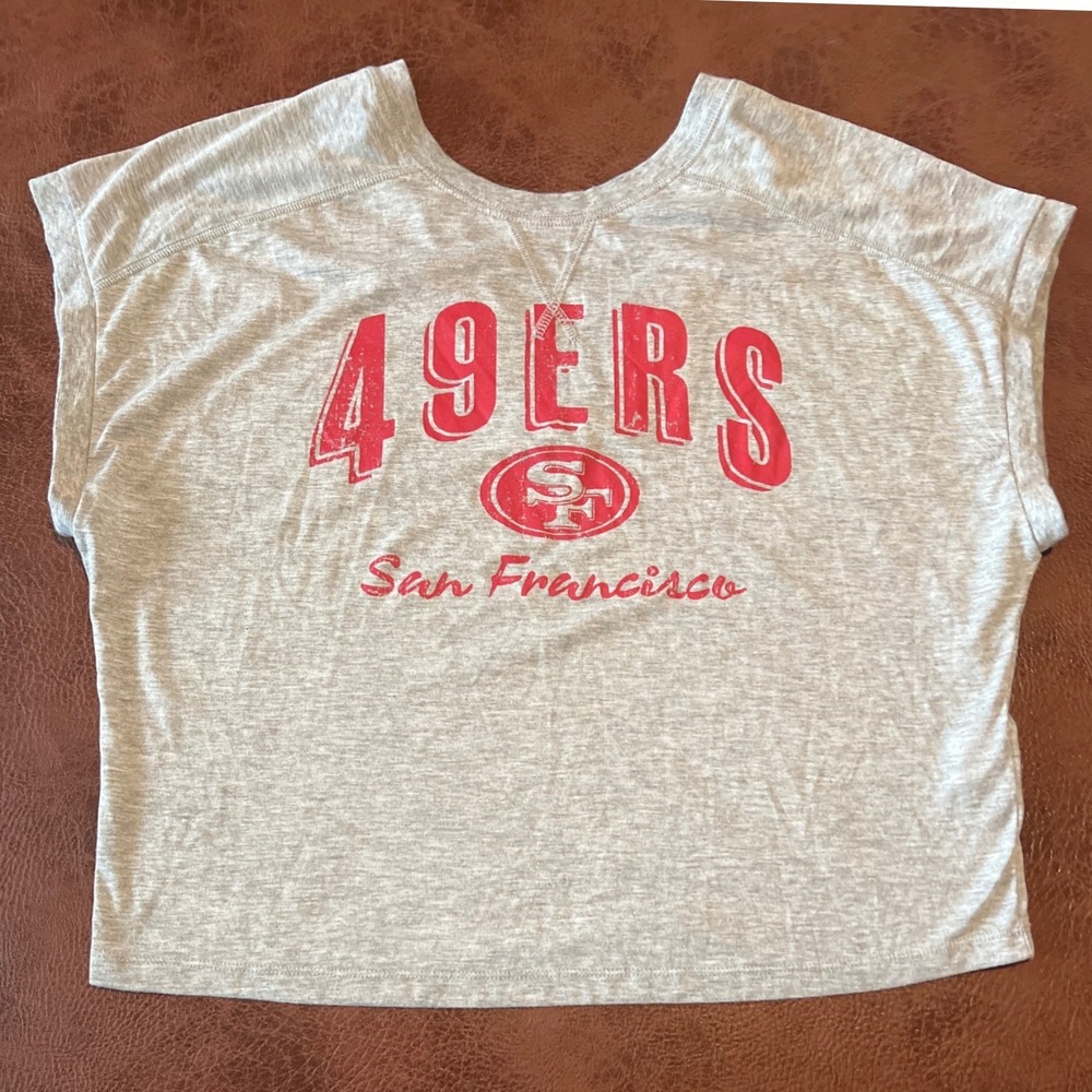 WEAR by Erin Andrews San Francisco 49ers Grey V-Back Crop Graphic Tee Shirt‎ L